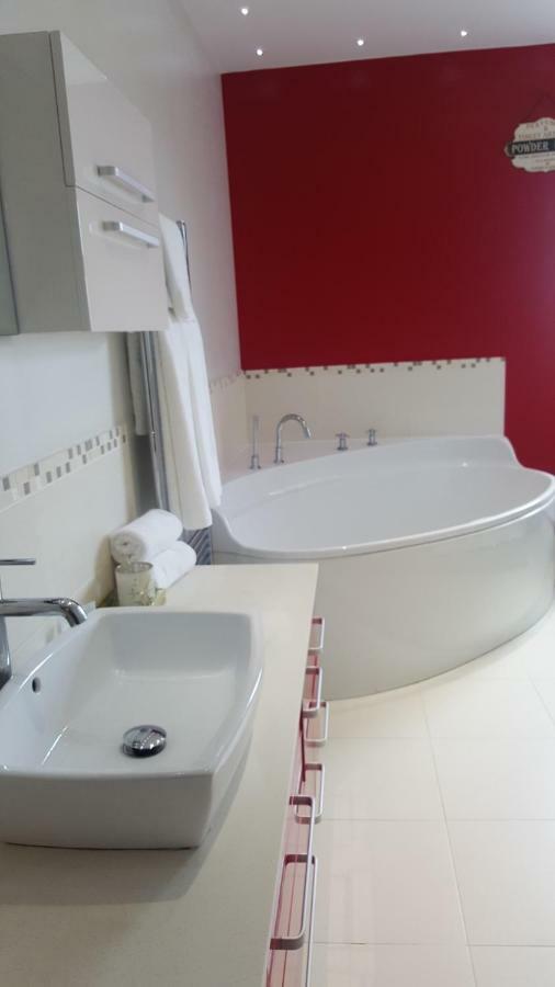 אולדברי Haya Guest House מראה חיצוני תמונה
